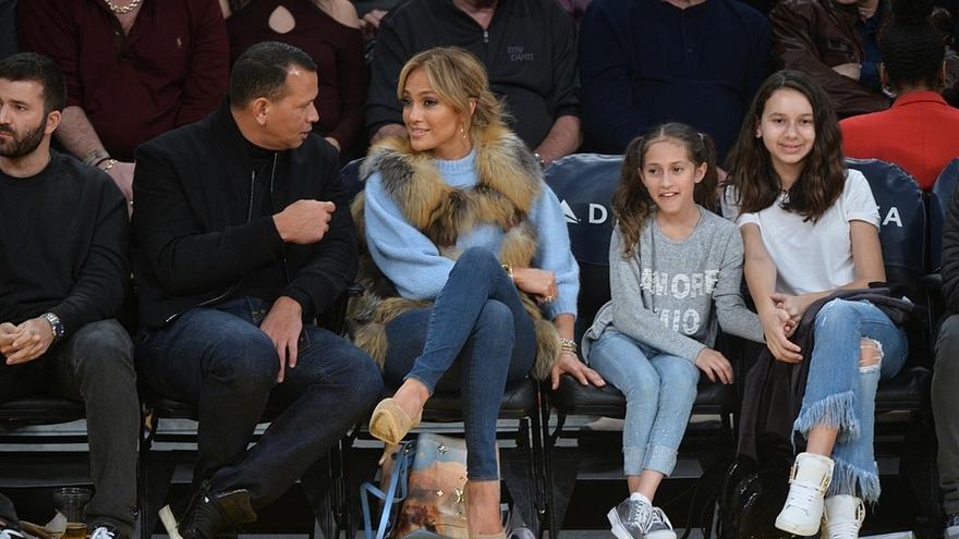 洛佩兹与男友看NBA约会 女儿陪在旁边