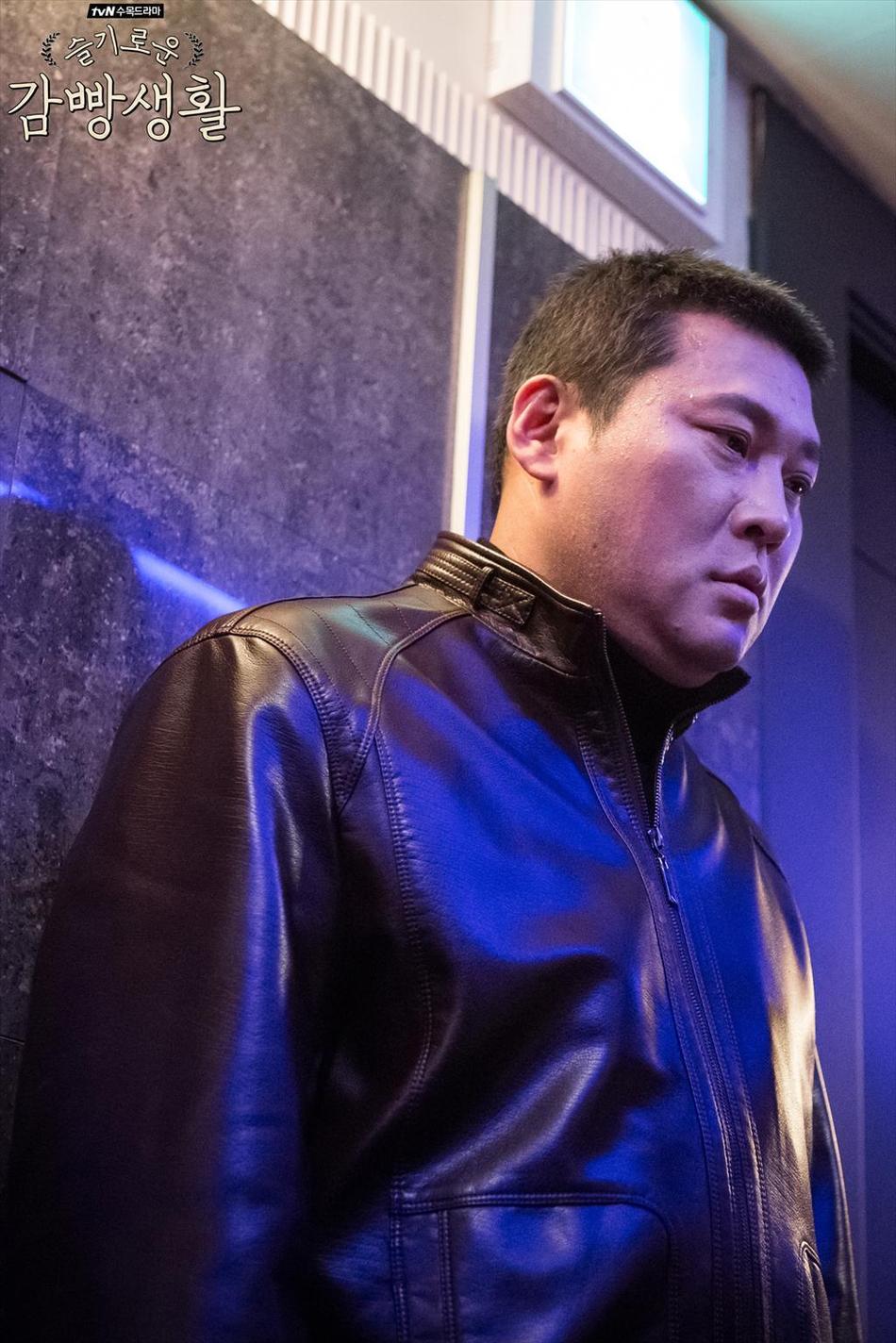 海报剧照剧情:该剧内容以监狱为背景,演员们将通过犯人,监狱管教,家属