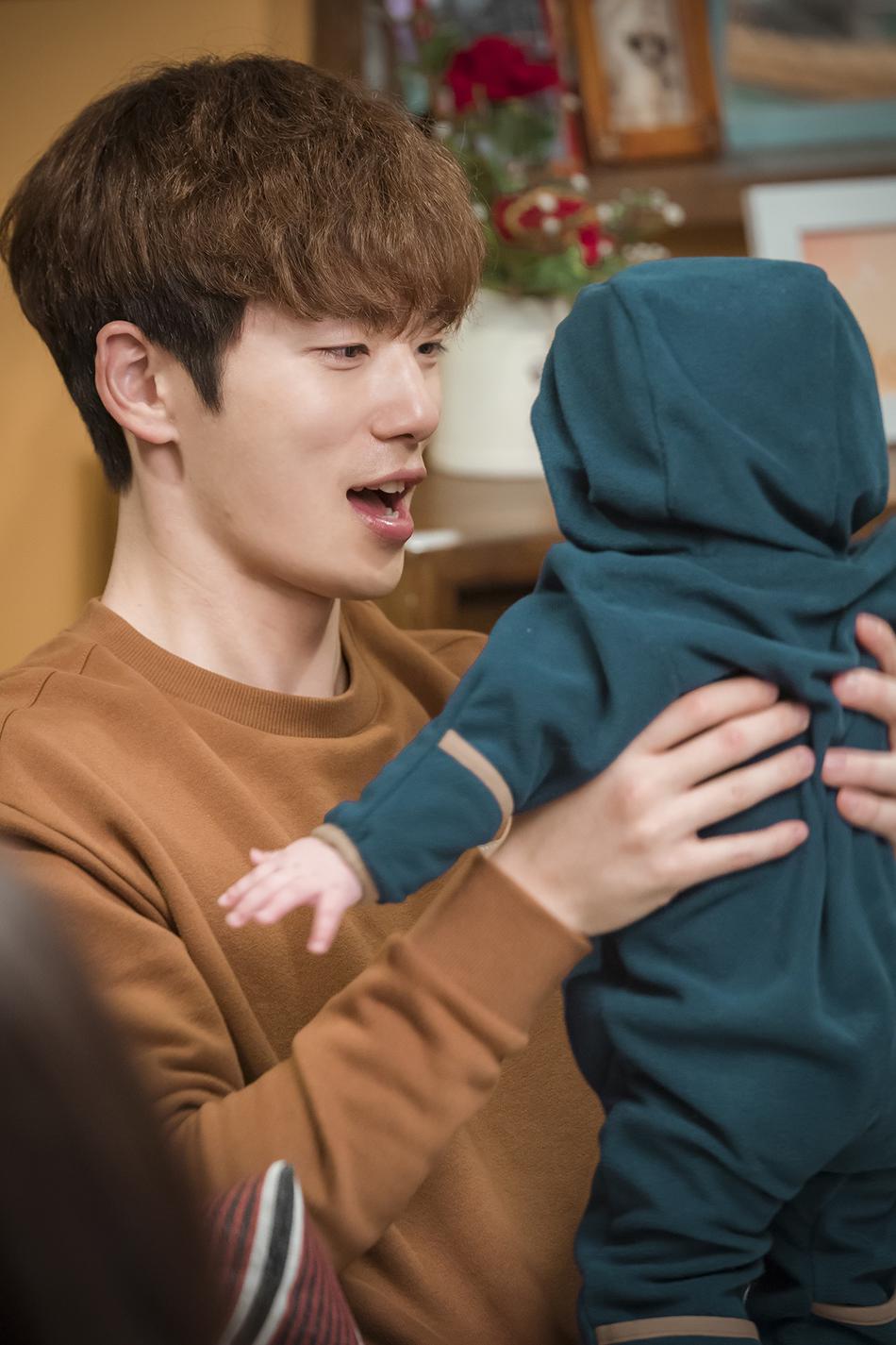 金正贤饰演梦想成为电影导演的姜东久,他是民宿waikiki的ceo兼自由