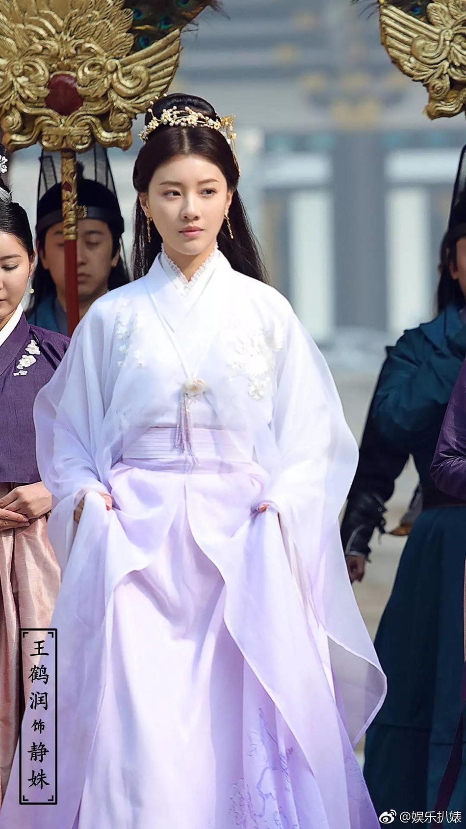 剧情:该剧讲述天楚国本该姓楚,一场宫闱巨变致使帝后遇难, 《艳骨》