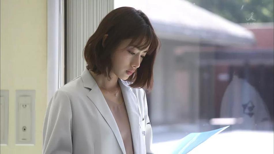 海报剧照剧情:在"非自然死亡原因研究所"(简称"udi")工作的三澄美琴