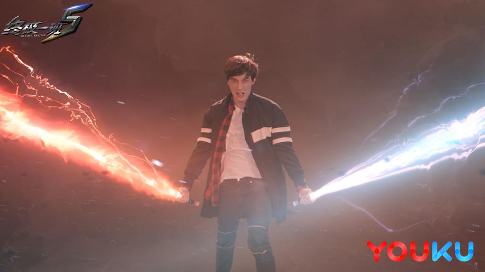 海报剧照剧情:时空缝缝一场惊天风暴,终极元老被黑暗吞噬,辜战身负