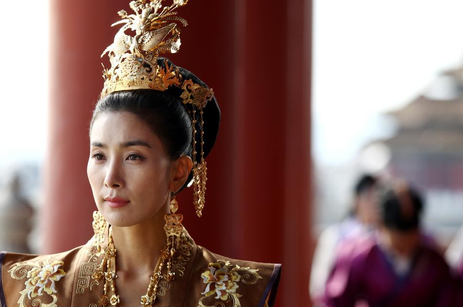 海报剧照剧情:该剧将讲述高丽人奇子敖的女儿在家人被高丽王杀害后,以