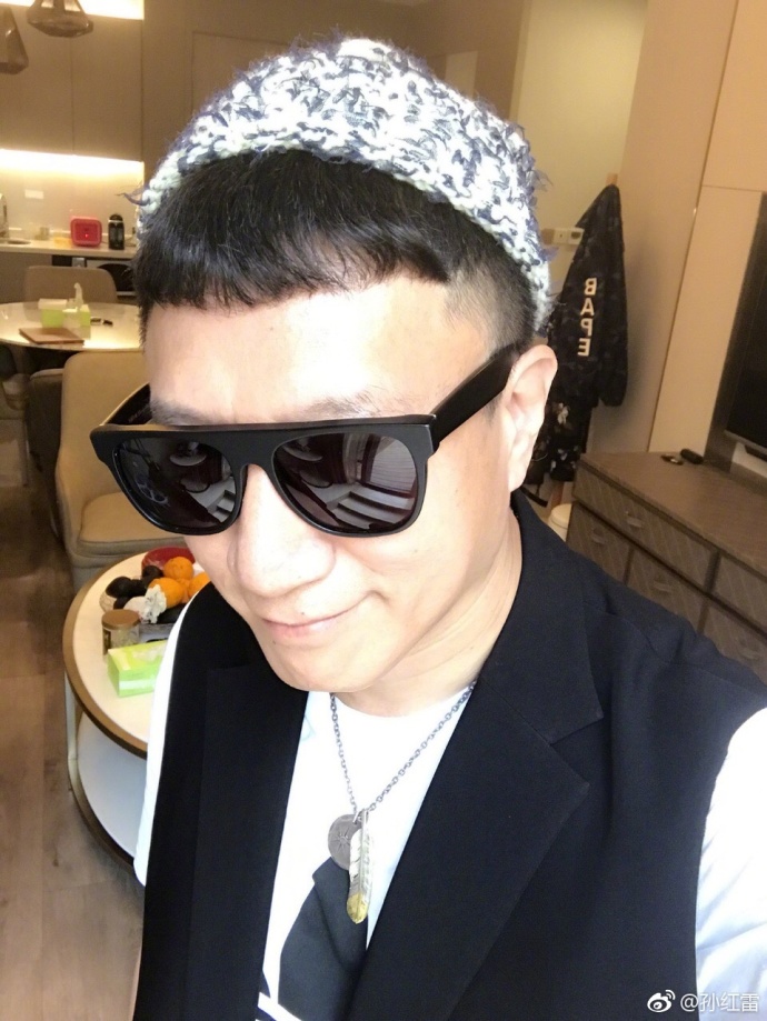 3月2日,孙红雷[微博]在微博晒自拍称狗年转发本梗并赞扬美貌即可获得