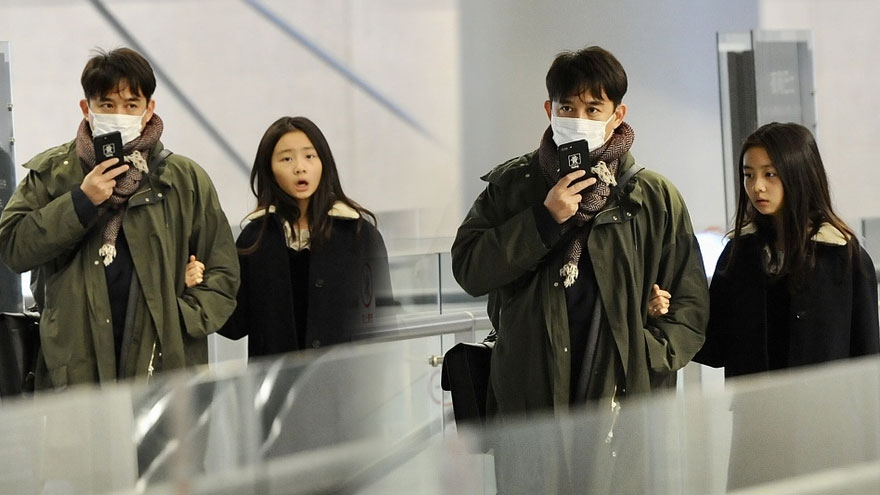 黄磊一路忙语音似工作繁忙 获多多挽手陪伴超温暖