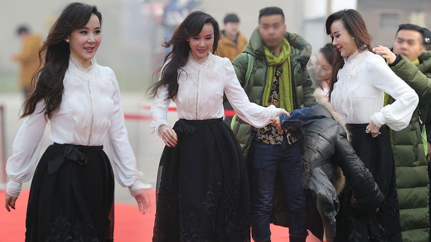 萧蔷白衣黑裙保养得宜 获众人搀扶整理衣装