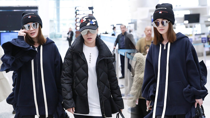 Twins穿黑衣合体现身 姐妹花戴黑超又美又酷