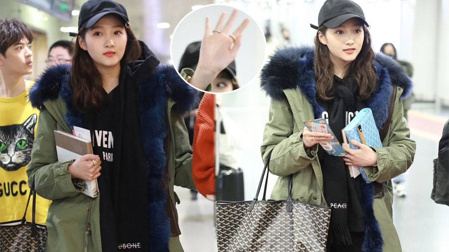 关晓彤再挎“买菜包” 大方挥手戒指超抢镜