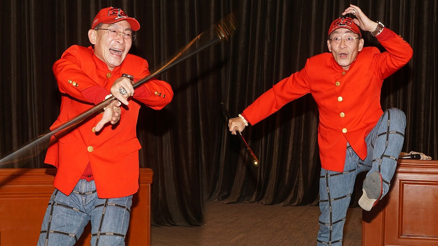 六小龄童再舞金箍棒唤起回忆 身手灵活宝刀不老