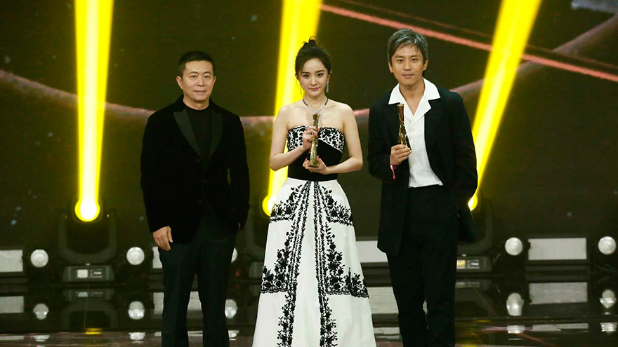 2017微博之夜落幕 邓超杨幂分获King&Queen