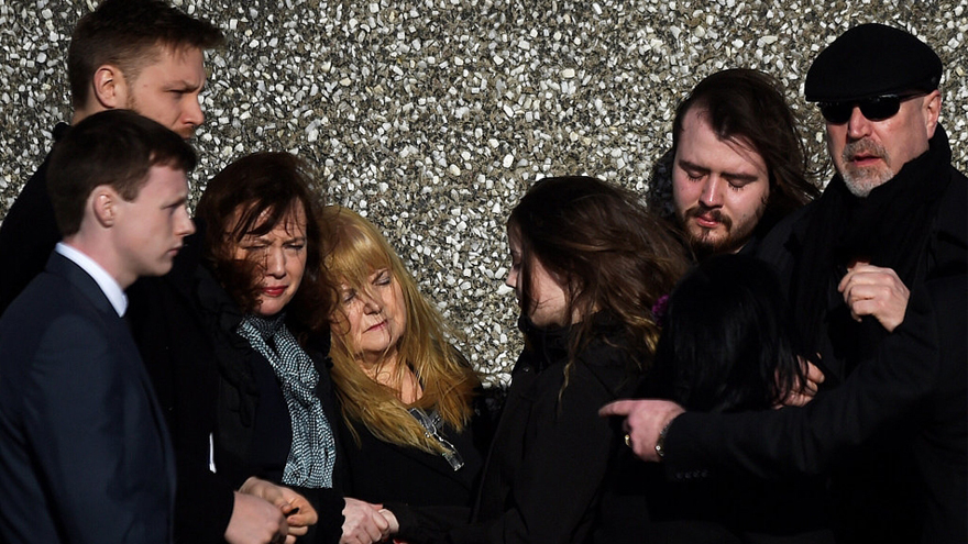 小红莓主唱桃乐丝葬礼举办 妈妈亲朋哭作一团男友哀伤