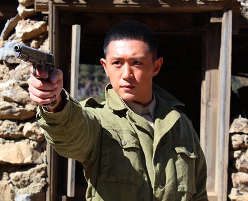 为了师傅珍藏的一本"锁谱"害死了将自己养大的师傅赵典,师弟雷…更多>