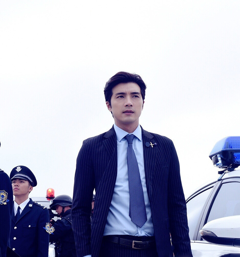 身世之谜的美少年杀手,和握有惊人秘密的英俊警察展开了一段有笑有泪