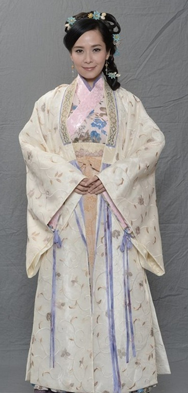 幕后花絮岑丽香中文不好,剧本的中文对白全都是拼音才看得懂,拍古装剧