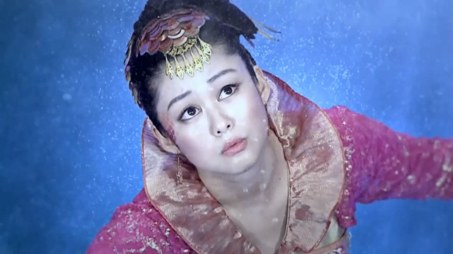 幕后花絮岑丽香中文不好,剧本的中文对白全都是拼音才看得懂,拍古装剧