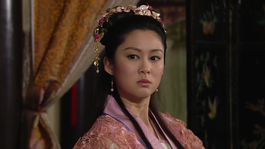 幕后花絮岑丽香中文不好,剧本的中文对白全都是拼音才看得懂,拍古装剧