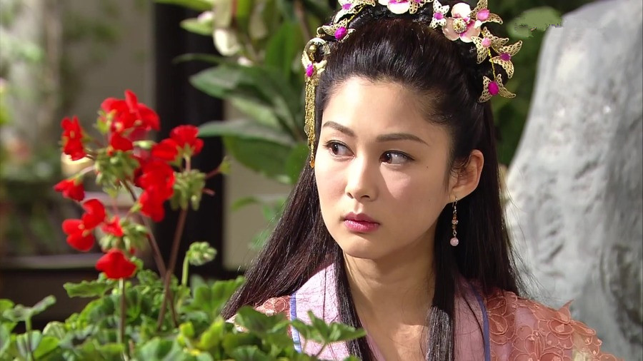 幕后花絮岑丽香中文不好,剧本的中文对白全都是拼音才看得懂,拍古装剧