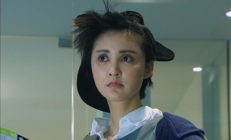 从而进入力合汽车公司做了一名普通职 员,和大学同学蔡真真成为同事