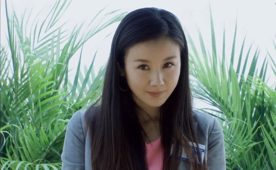 从而进入力合汽车公司做了一名普通职 员,和大学同学蔡真真成为同事