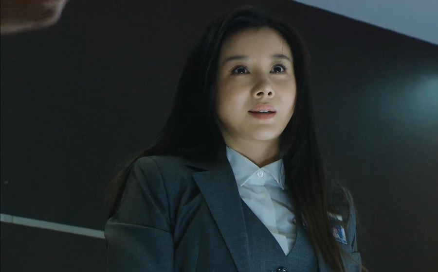 从而进入力合汽车公司做了一名普通职 员,和大学同学蔡真真成为同事