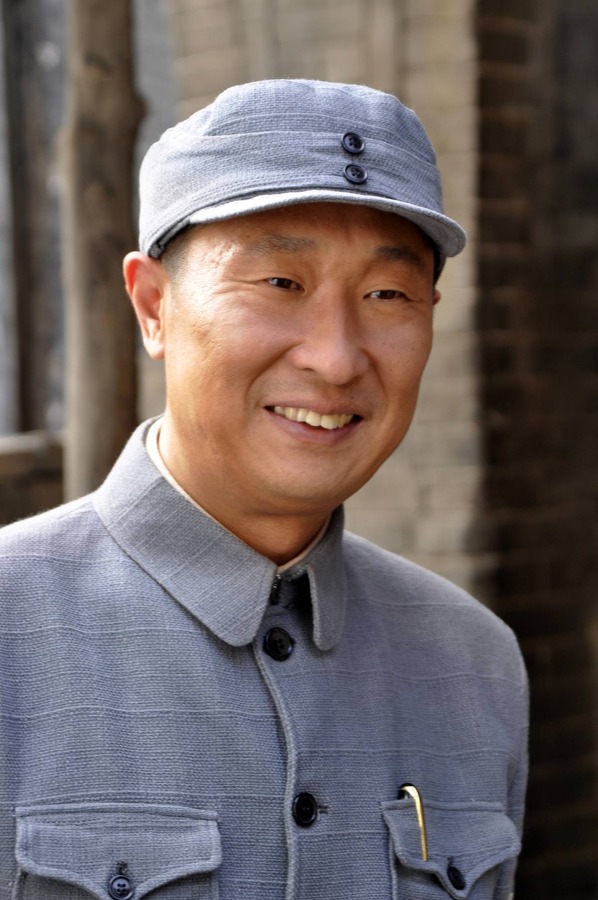 海报剧照剧情:该剧改编自聂荣臻元帅之女聂力撰写的回忆录《山高水长