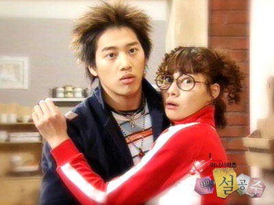 5分剧情:马英爱(金静华)从小就是一个很健壮的女孩,在高中的时候更是