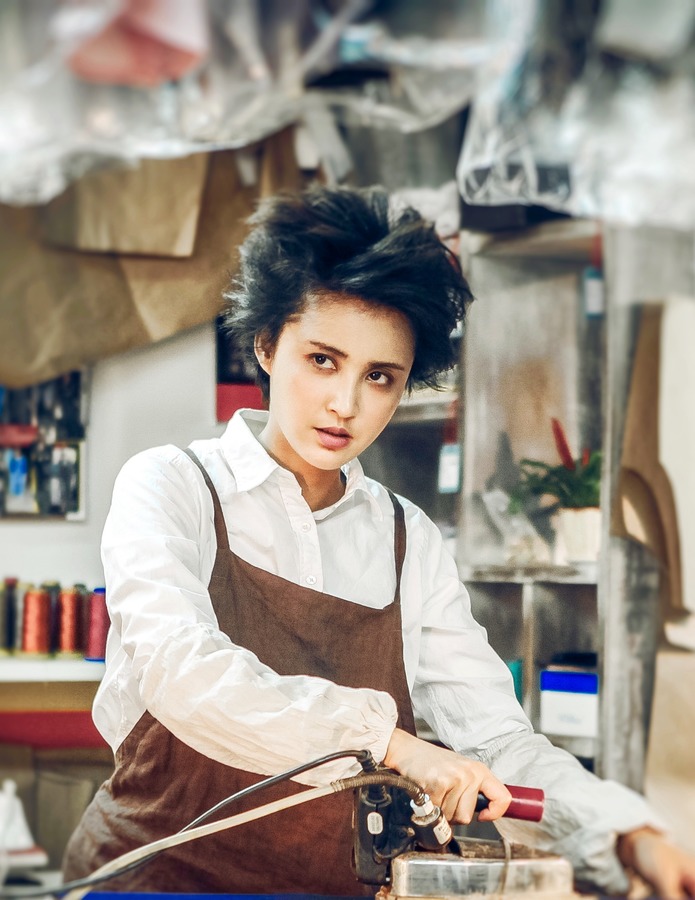 从而进入力合汽车公司做了一名普通职 员,和大学同学蔡真真成为同事