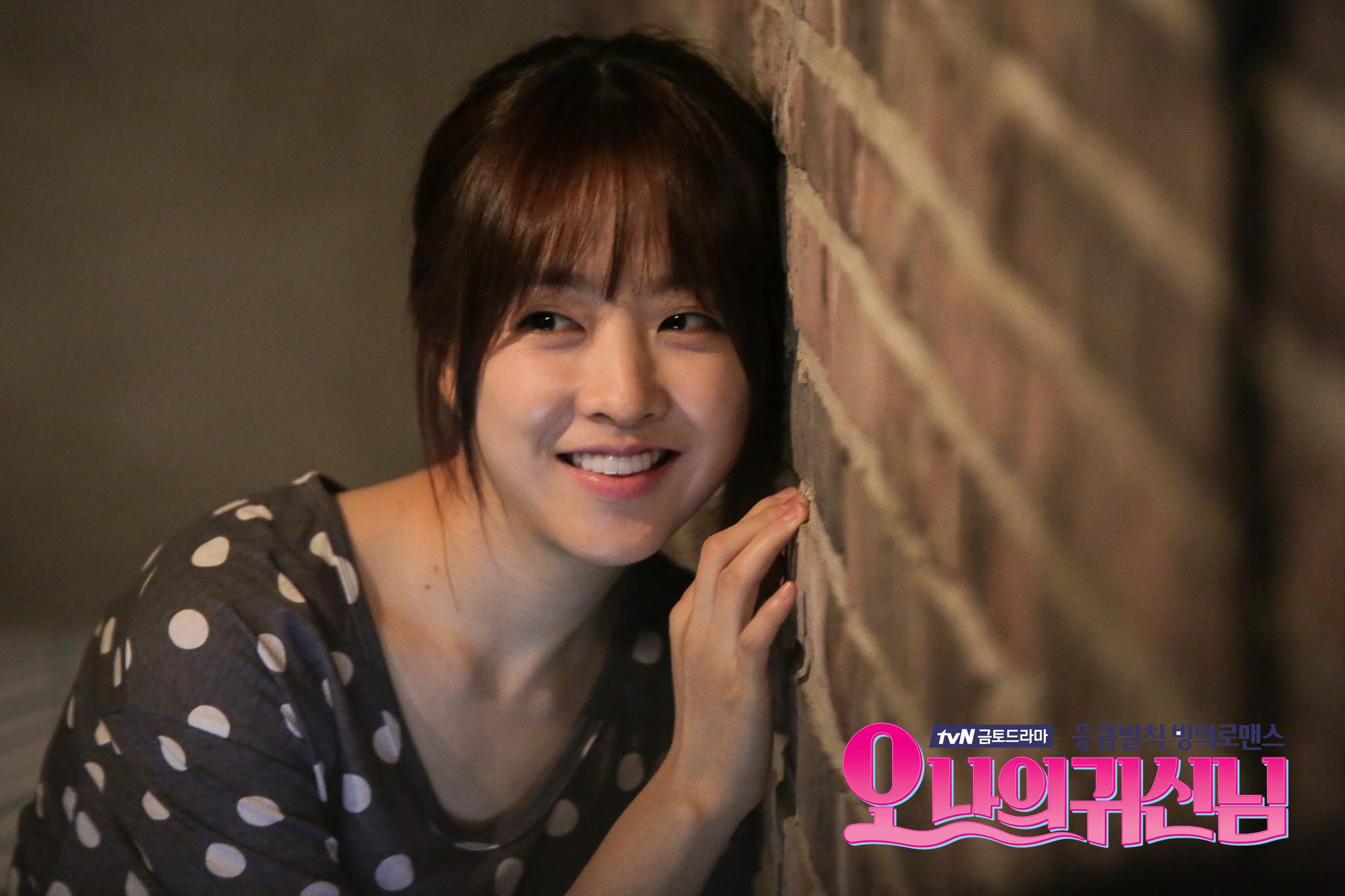 拥有见鬼体质的胆小厨师助手罗奉仙(朴宝英饰)被处女鬼申顺爱(金瑟祺