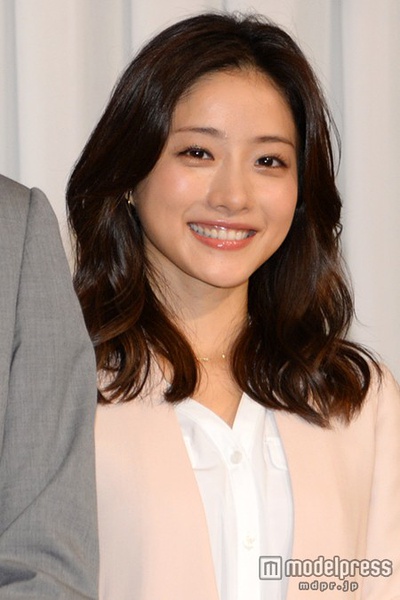 海报剧照剧情:樱庭润子(石原里美 饰)在一家英语教学机构里担任讲师