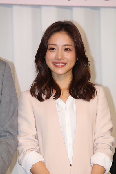 海报剧照剧情:樱庭润子(石原里美 饰)在一家英语教学机构里担任讲师