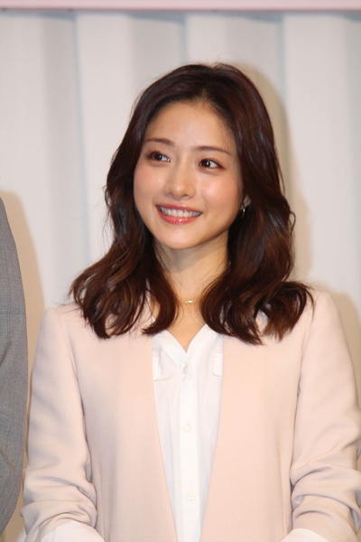 海报剧照剧情:樱庭润子(石原里美 饰)在一家英语教学机构里担任讲师