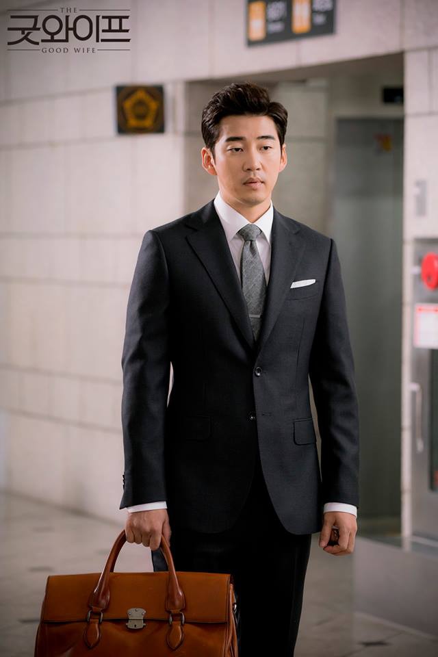 wife》是韩国首部翻拍自美剧的剧集,讲述了在检察官丈夫李泰俊(刘智泰