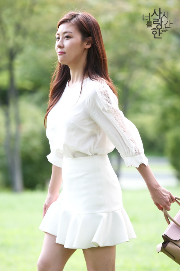 金明洙特别出演,在剧中饰演实习员工,在荷娜身边一直默默照顾她的完美