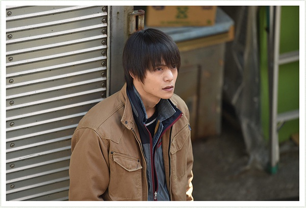 海报剧照剧情:故事讲述的是一个智力仅有儿童水平的智障青年通过手术