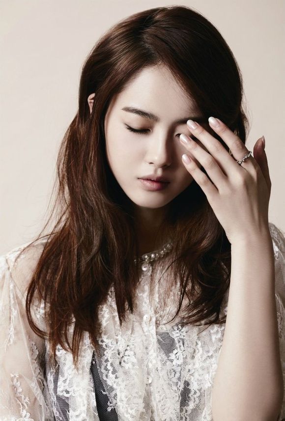 成娜静(高雅拉 饰)现年39岁,一盘录像带让她的思绪回到了1994年,回到