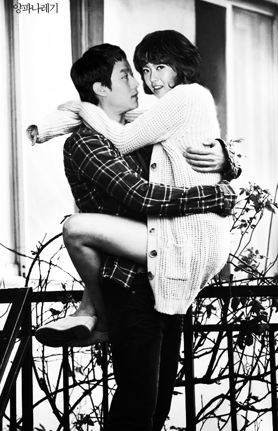 成娜静(高雅拉 饰)现年39岁,一盘录像带让她的思绪回到了1994年,回到