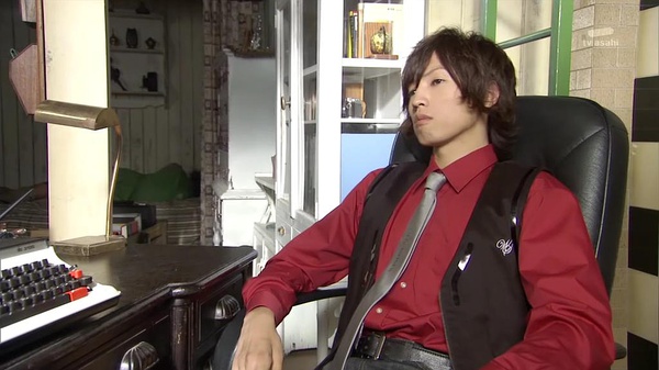 左翔太郎,拍档菲利普以及所长鸣海亚树子三人经营着侦探事务所