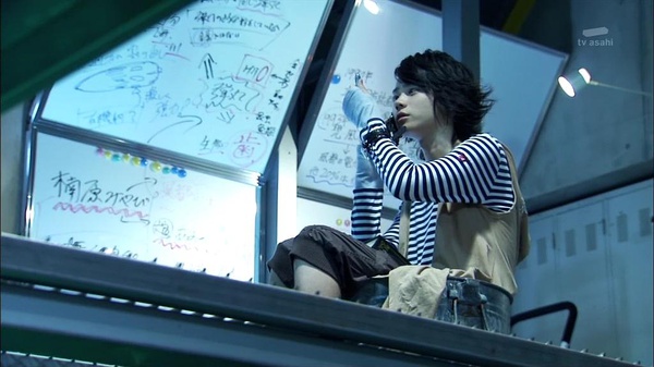 左翔太郎,拍档菲利普以及所长鸣海亚树子三人经营着侦探事务所