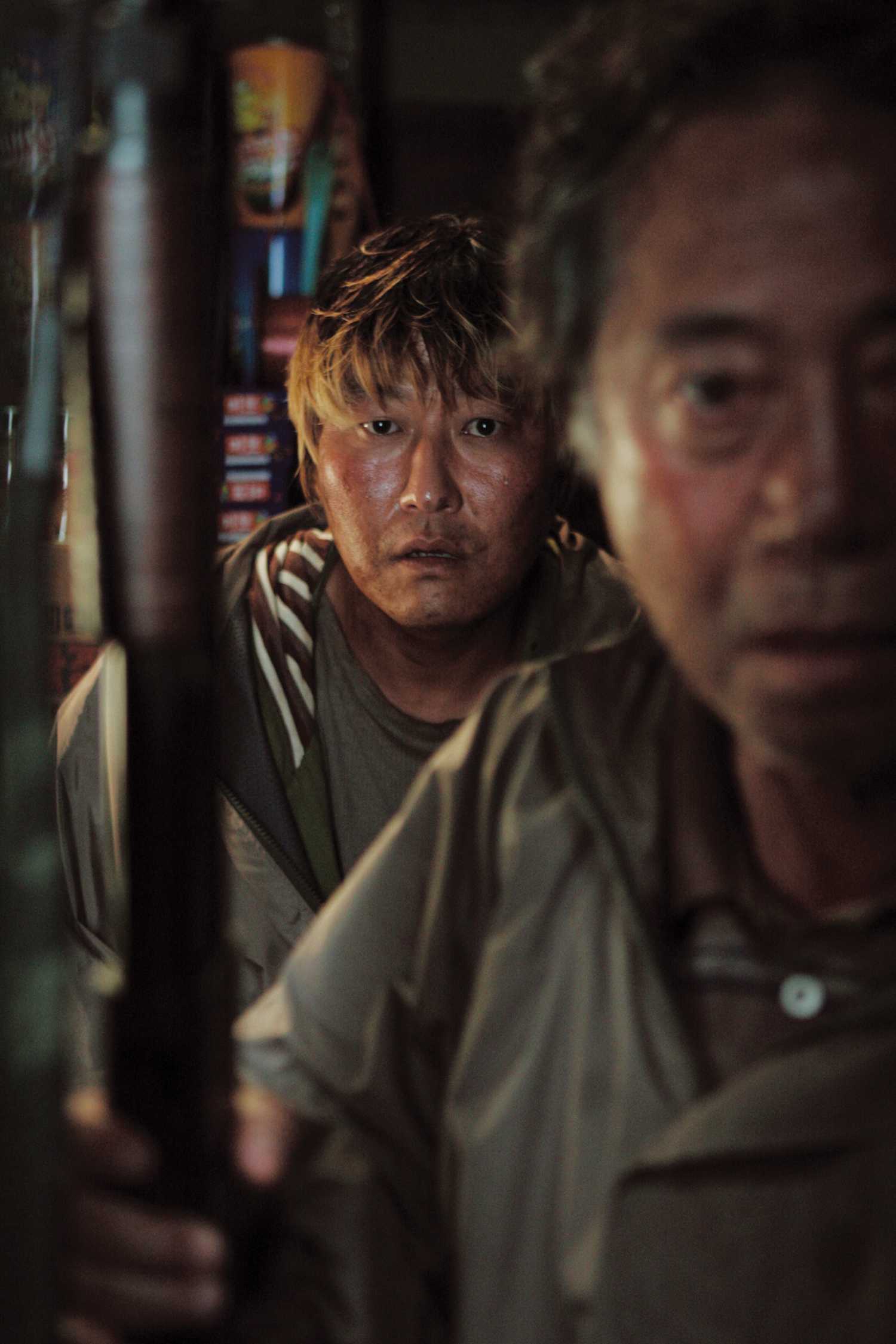 海报剧照主角定妆照剧情:  2006年夏,韩国首尔的汉江里出现了一只怪物