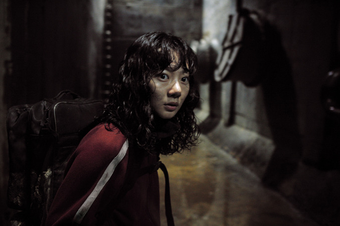 海报剧照主角定妆照剧情:  2006年夏,韩国首尔的汉江里出现了一只怪物