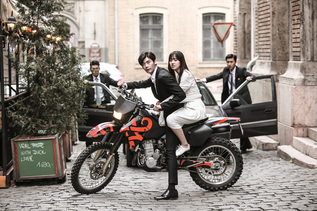 讲述了出生于韩国,成长于北朝鲜的天才医师朴勋(李钟硕 饰)与韩国