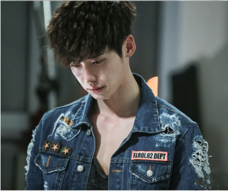 海报剧照剧情:  讲述了出生于韩国,成长于北朝鲜的天才医师朴勋(李钟