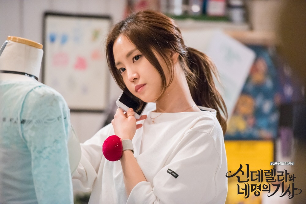 海报剧照主角定妆照剧情:  新浪娱乐讯 韩国电视剧《辛德瑞拉和四位