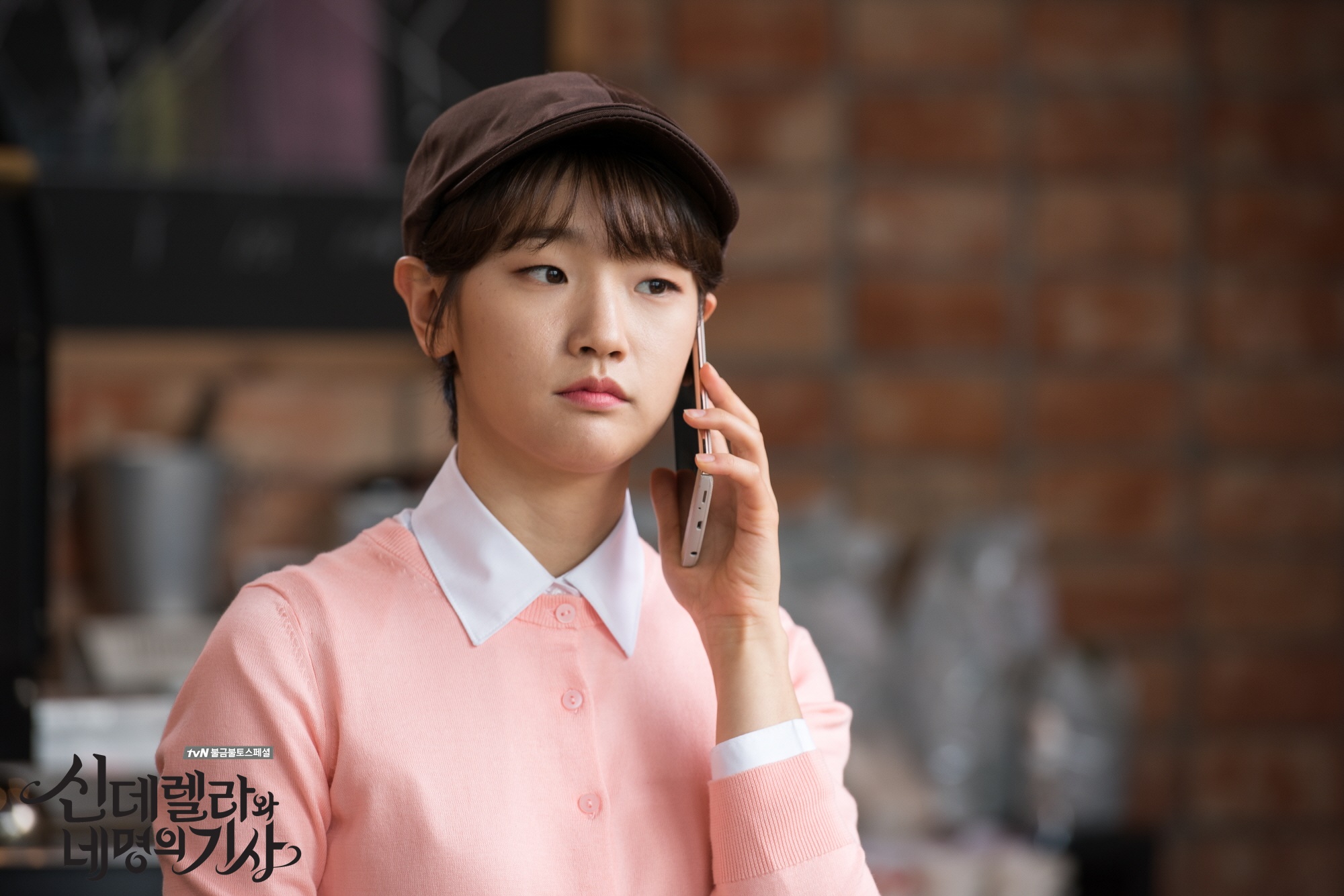 海报剧照主角定妆照剧情:  新浪娱乐讯 韩国电视剧《辛德瑞拉和四位