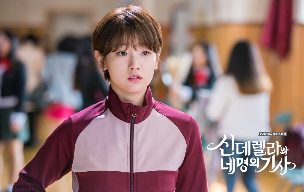 海报剧照主角定妆照剧情:  新浪娱乐讯 韩国电视剧《辛德瑞拉和四位