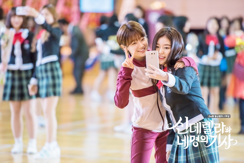 海报剧照主角定妆照剧情:  新浪娱乐讯 韩国电视剧《辛德瑞拉和四位