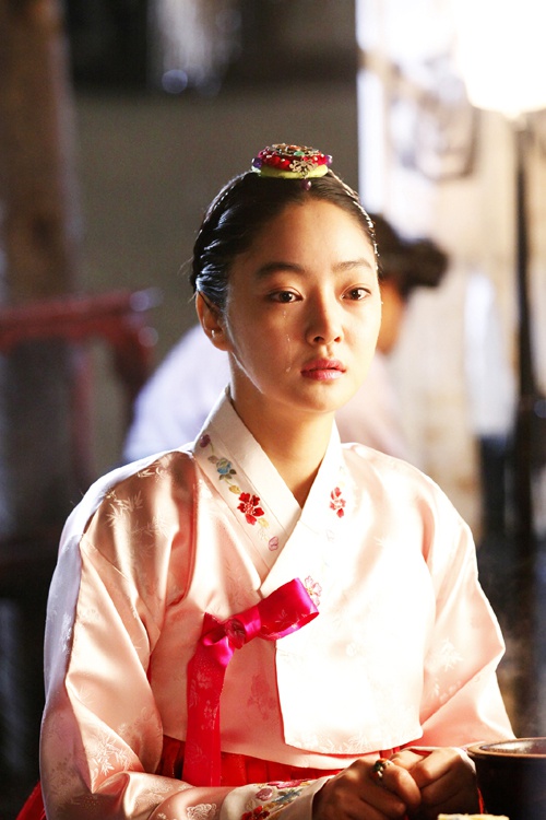 海报剧照剧情:朝鲜正祖时期,没落的两班之家的女儿金英姬,为了顶替体