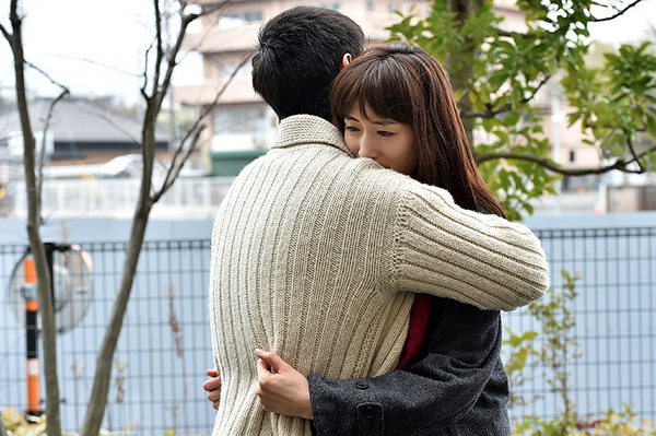 海报剧照剧情:保科恭子(铃木梨央 饰),土井友彦(中川翼 饰)和酒井美和