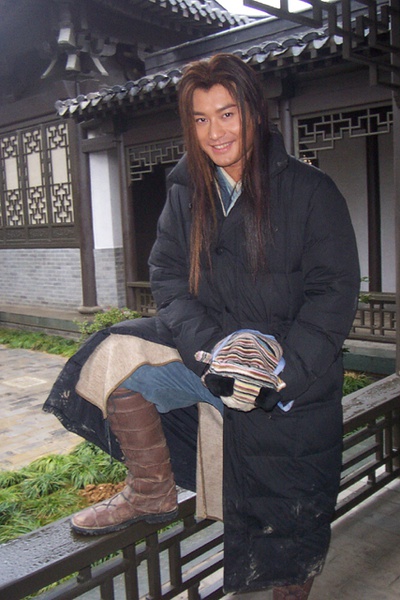 杨过自小父母双亡,被父亲生前结义兄弟,江湖上有名的大侠郭靖夫妻收养