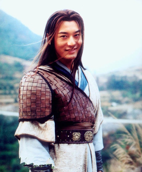 杨过自小父母双亡,被父亲生前结义兄弟,江湖上有名的大侠郭靖夫妻收养